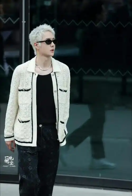 王一博染回黑发了