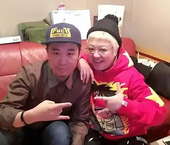 53岁韩红男友终于现身?