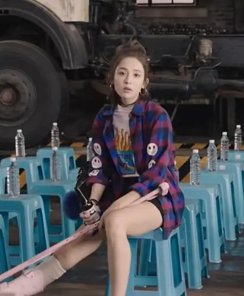 p>丁建国,《缝纫机乐队》中角色,由古力娜扎饰演. /p>