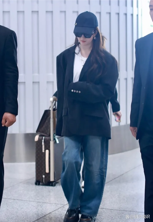 刘亦菲在北京机场亮相,抢尽众人眼球.