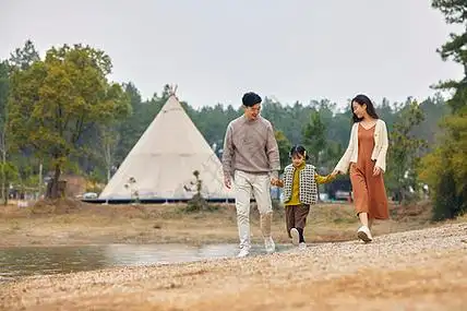 一家三口湖边散步看风景图片素材