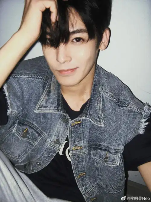 侯明昊牛仔马甲眼镜造型##侯明昊顺毛眼镜随拍