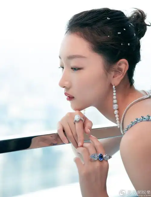 周冬雨穿冰蓝色蝴蝶抹胸裙美丽端庄 戴高级珠宝亮相华丽又优雅