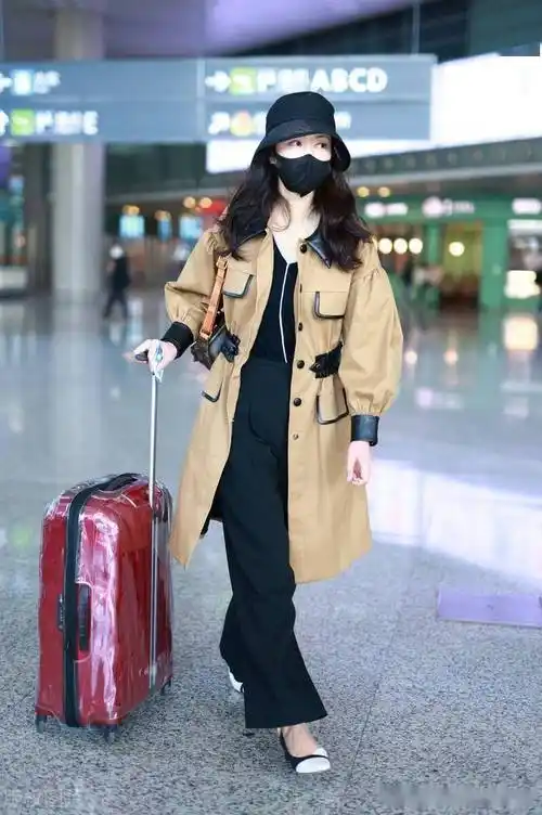 街拍:韩雪棕色风衣 黑色阔腿裤 尖头高跟鞋随性休闲_上海