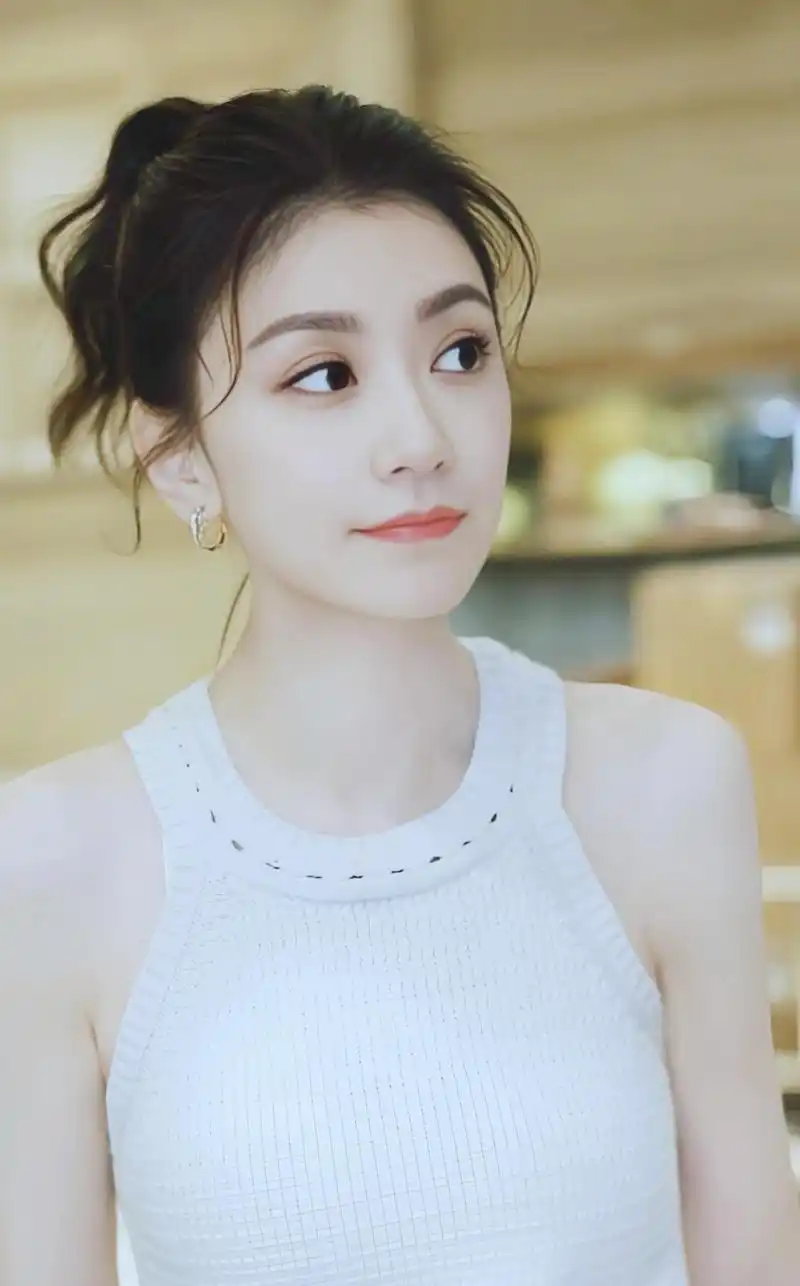 贾静雯:如仙子降凡间 贾静雯,眉目如画,婉约风华,皎洁月光,熠熠生辉