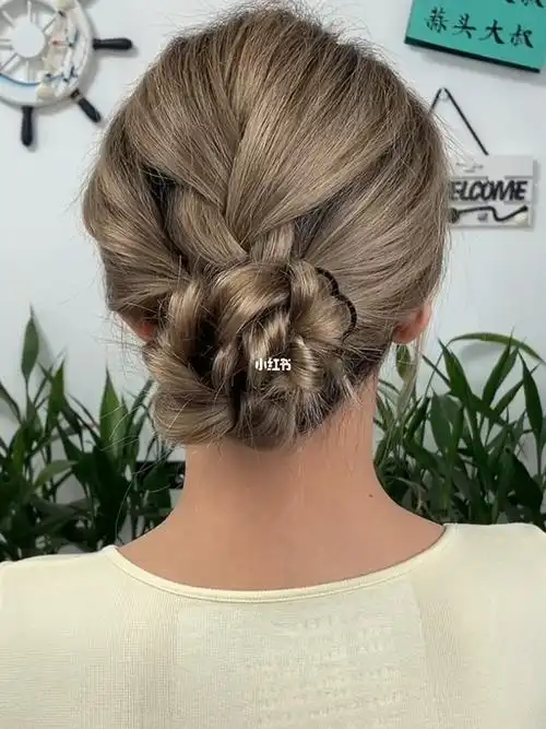 一看就会的慵懒随意低盘发