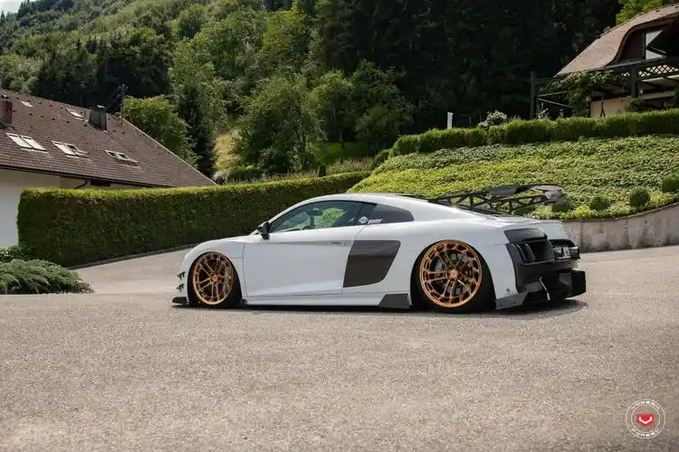 奥迪r8改装vossen lc2-c1金色轮毂和赛车车身套件