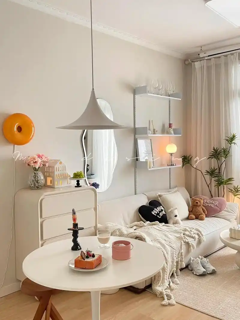 小屋真的好治愈 傍晚的光线感觉很温馨 建面41平,套内36平 一室一厅