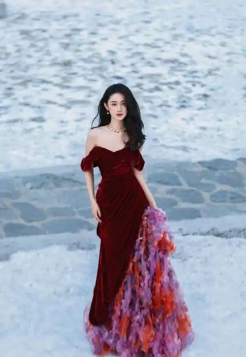 总的来说,这些明星的服饰展示出了他们对新年的期待和热爱,也反映出