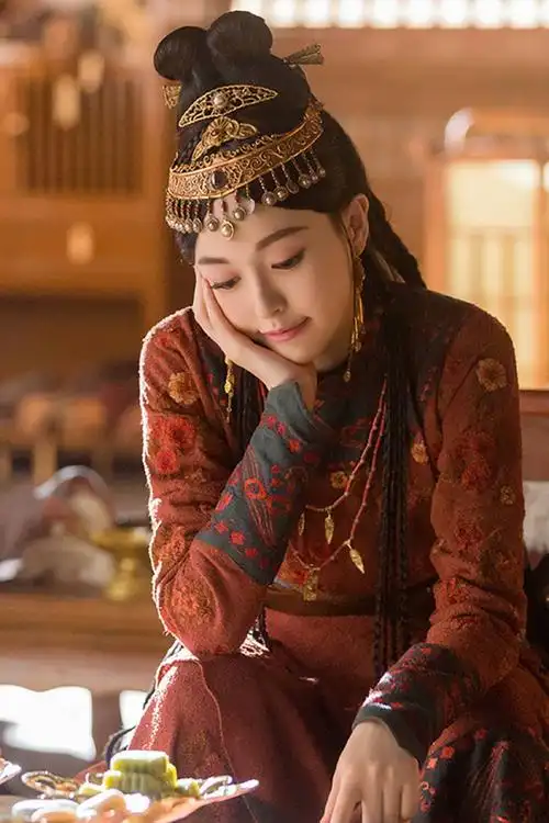 唐嫣新剧造型曝光 服装头饰华丽贵气