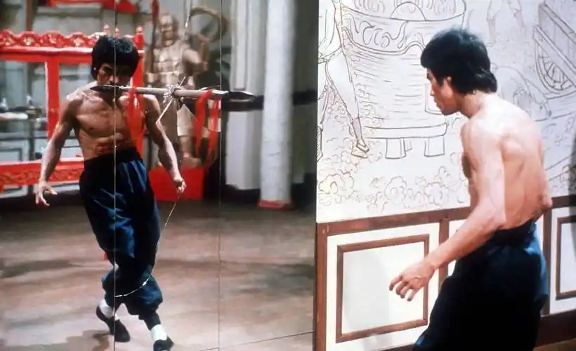 原创47年前李小龙拍摄龙争虎斗剧中成龙十几秒就被李小龙解决