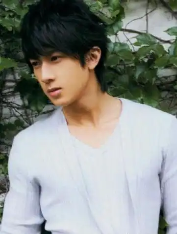 吴尊是文莱贵公子,家境富裕,爸爸是文莱地产大亨.