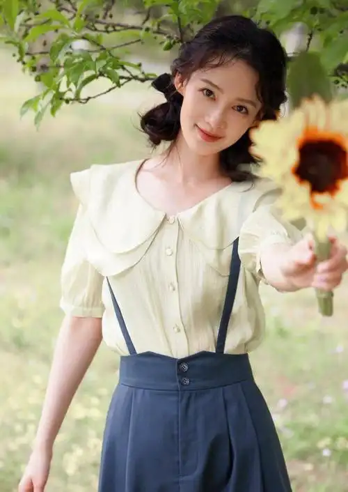 7月6日,李沁在社交平台上分享了一组清新美丽的夏日照片,文字为"夏日