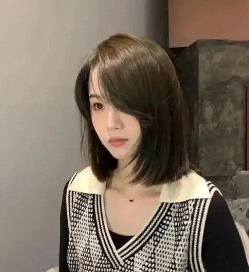 剪到锁骨的发型,长度刚刚好,百搭又不讨人,最友好的女生发型,直接换上