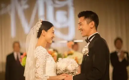 高圆圆探班赵又廷男方主动拎包献殷勤夫妻互动默契超有爱