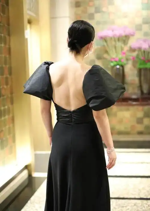 42岁秦海璐不一般,穿黑色斗篷裙尽显好身材,丰腴线条让人心动