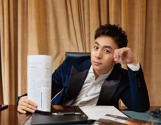 和洪金宝平起平坐,向华强都招惹不起,释小龙的背景有多强大?