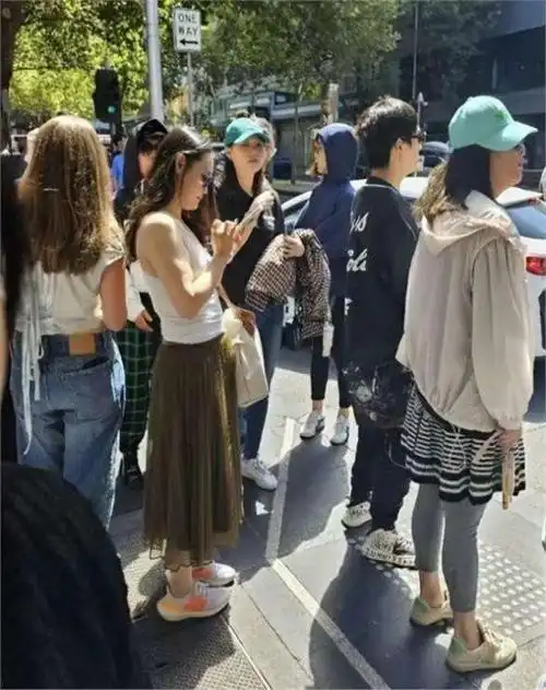 机场偶遇大张伟夫妇合体,刘迎身材明显变化,温柔帮老公整理头发