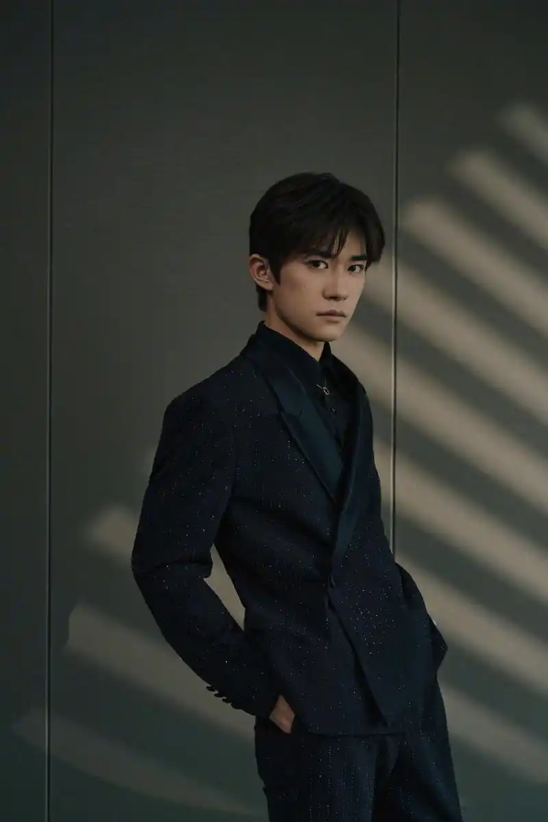 易烊千玺黑色西装好闪,弟弟今天也好帅