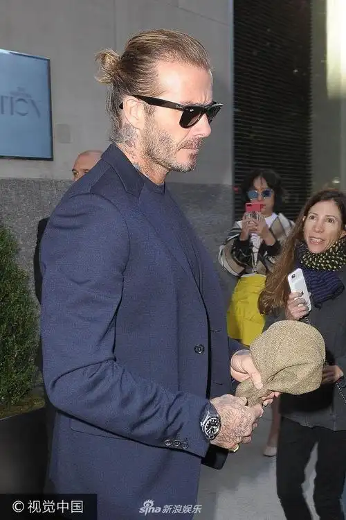 小贝西装革履梳大背头撑贝嫂