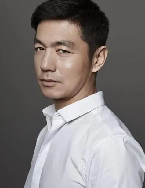 邢佳栋一位不爱说话,为人低调,只会用作品述所自己的演员!