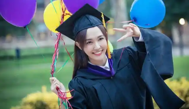 这是唐嫣穿上学士服后的样子,我们知道,这是大学毕业后穿的,看来,唐嫣