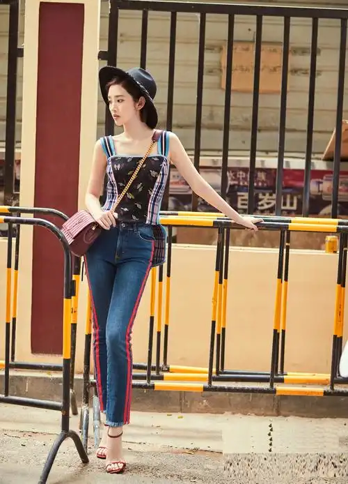 唐艺昕身穿印花条纹吊带背心配牛仔裤,演绎不一样的街拍风_新浪看点