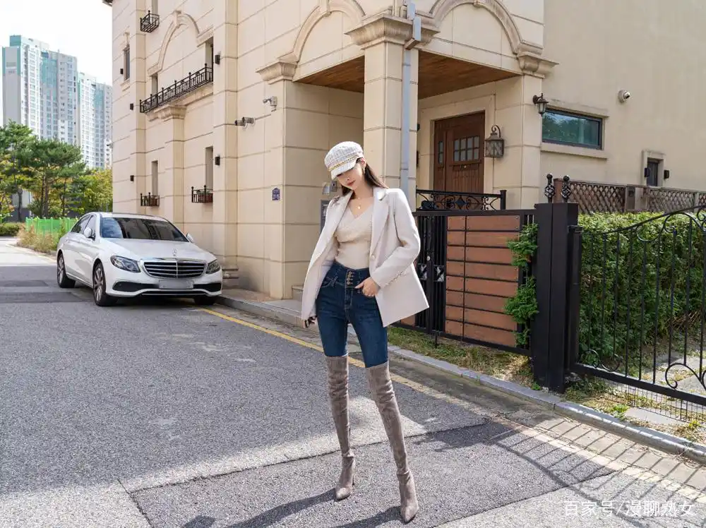 韩国模特孙允珠米白色西装蓝色牛仔裤浅棕色过膝长靴装扮网拍