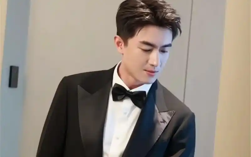 林更新 黑色西服真的超帅的!期待《与凤行》早日见面