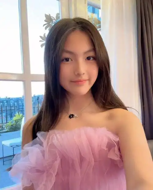 14岁王诗龄近照曝光,穿粉色抹胸裙粉嫩惊艳,网友直呼女大十八变