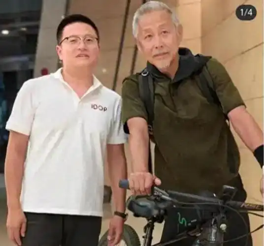 68岁陈道明骑自行车被偶遇头发花白穿着普通这才是老艺术家