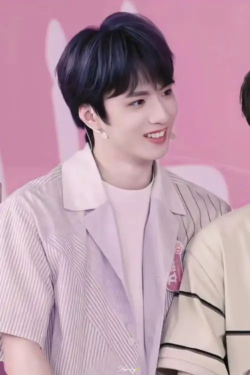 刘耀文晒拍立得##刘耀文拍立得背景好闪