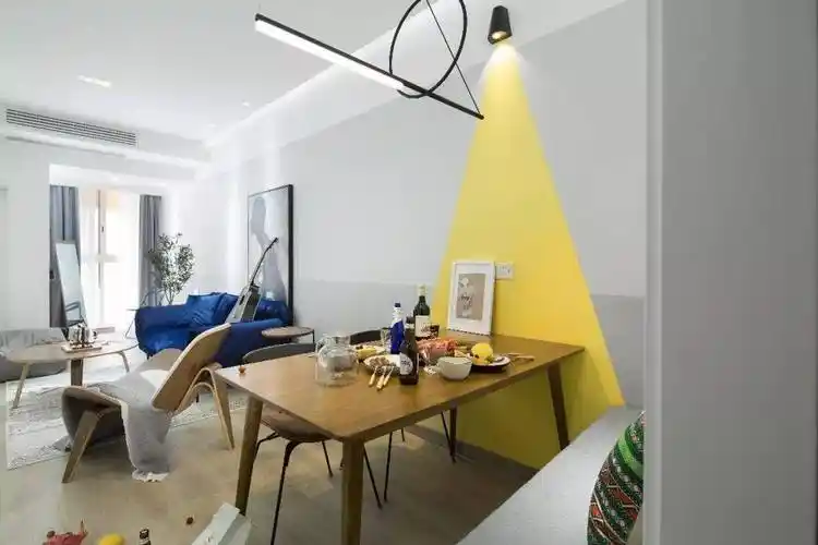 亮黄色的三角形刷在墙面上,让餐厅看起来更有活力感.