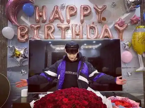 白敬亭生日喜获999朵玫瑰,蛋糕配文:生日快乐,早日脱单