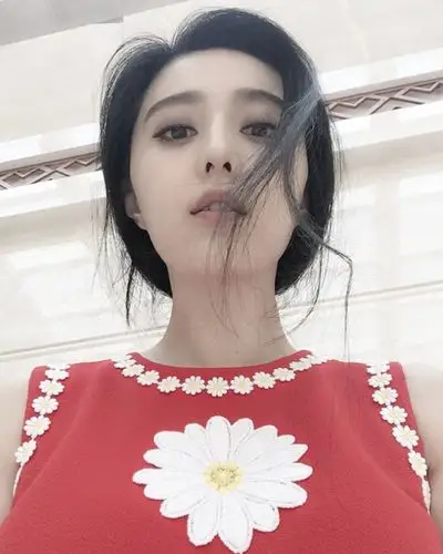 [视频]范冰冰微博晒自拍 红裙碎发扮兔兔卖萌 - 八卦娱乐 - 红网视听