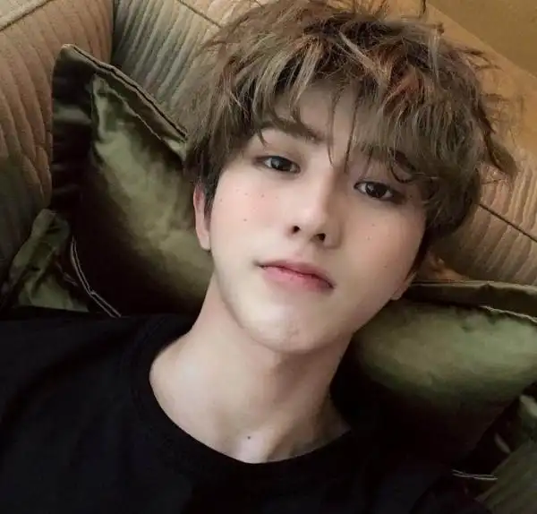 蔡徐坤晒自拍称来交作业 小卷毛搭雀斑妆时尚可爱