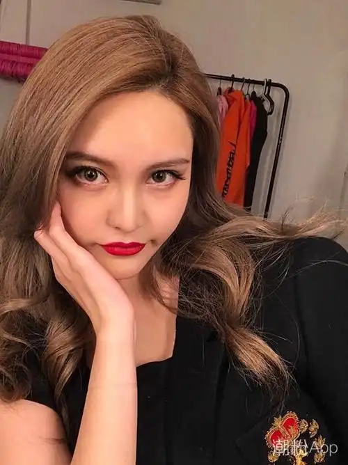 周扬青公开自拍照 妆容精致五官立体