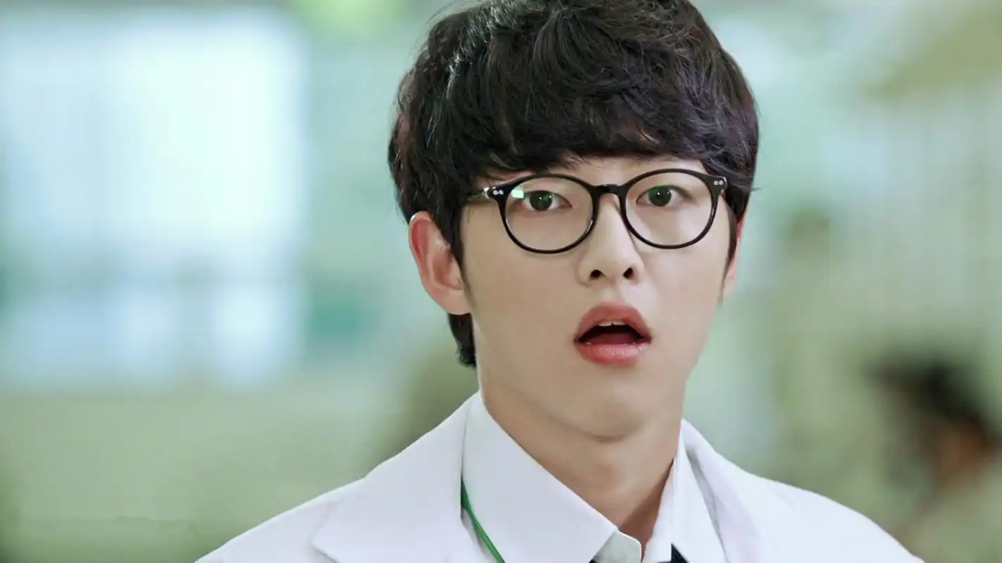 宋仲基《善良的男人》呆萌医生剧照图片桌面壁纸