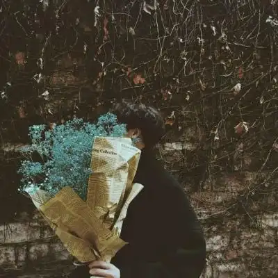 〈陈情〉持花男生头像 我携满天星赠你,却任不及你半分眼中眸光.