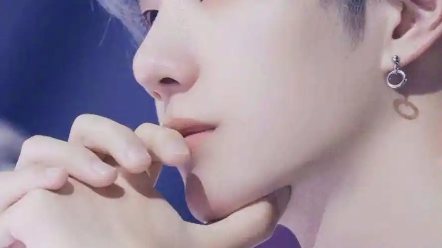 王一博#一博的喉结,爱了爱了