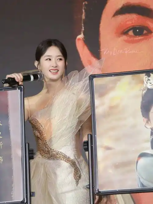 赵丽颖内娱首穿最新高定出席与凤行发布会可把林更新忙新了