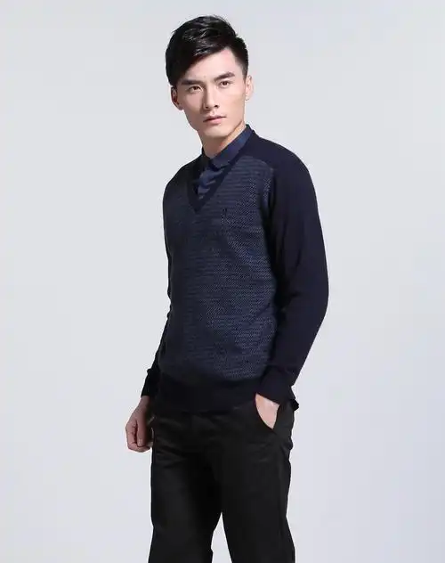 男款深藏青色v领休闲长袖羊绒衫