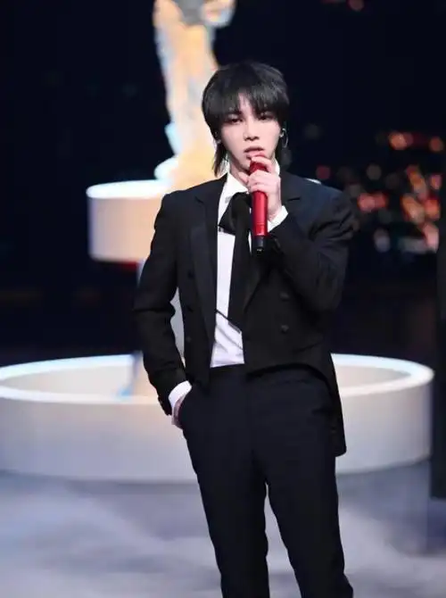 本以为男生不适合穿粉色看到华晨宇穿粉西装后哪像是当爸的人