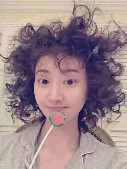 爆炸头考验真颜值 景甜包租婆造型萌翻众人-娱乐频道-长城网