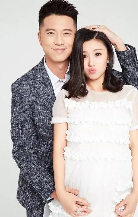 34岁李小萌一家近照老公为了她从不拍吻戏夫妻恩恩爱爱超幸福