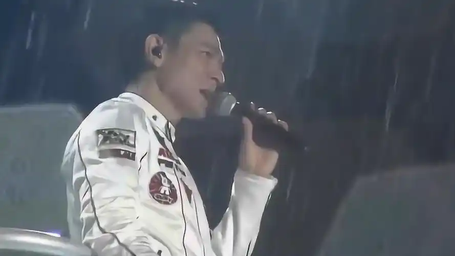 刘德华淋着雨唱冰雨画面感太强了粉丝华仔真的很敬业