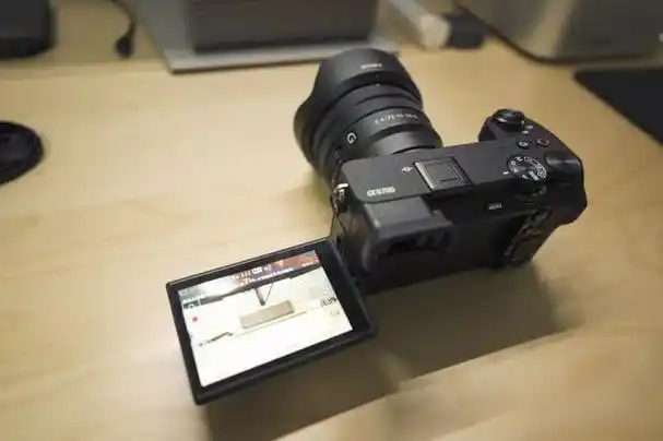 索尼电动变焦镜头怎么样?心得:精准自动对焦,广阔视野