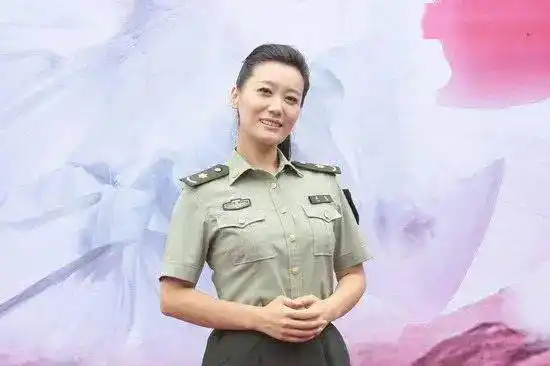 军旅歌手:32岁嫁41岁老公,37岁做妈妈,丈夫是科学家_谭晶_母亲_女儿