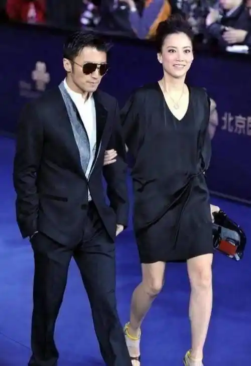 谢霆锋罕见携手最美经纪人走红毯,霍汶希一袭黑裙身材气质很惊艳_王菲