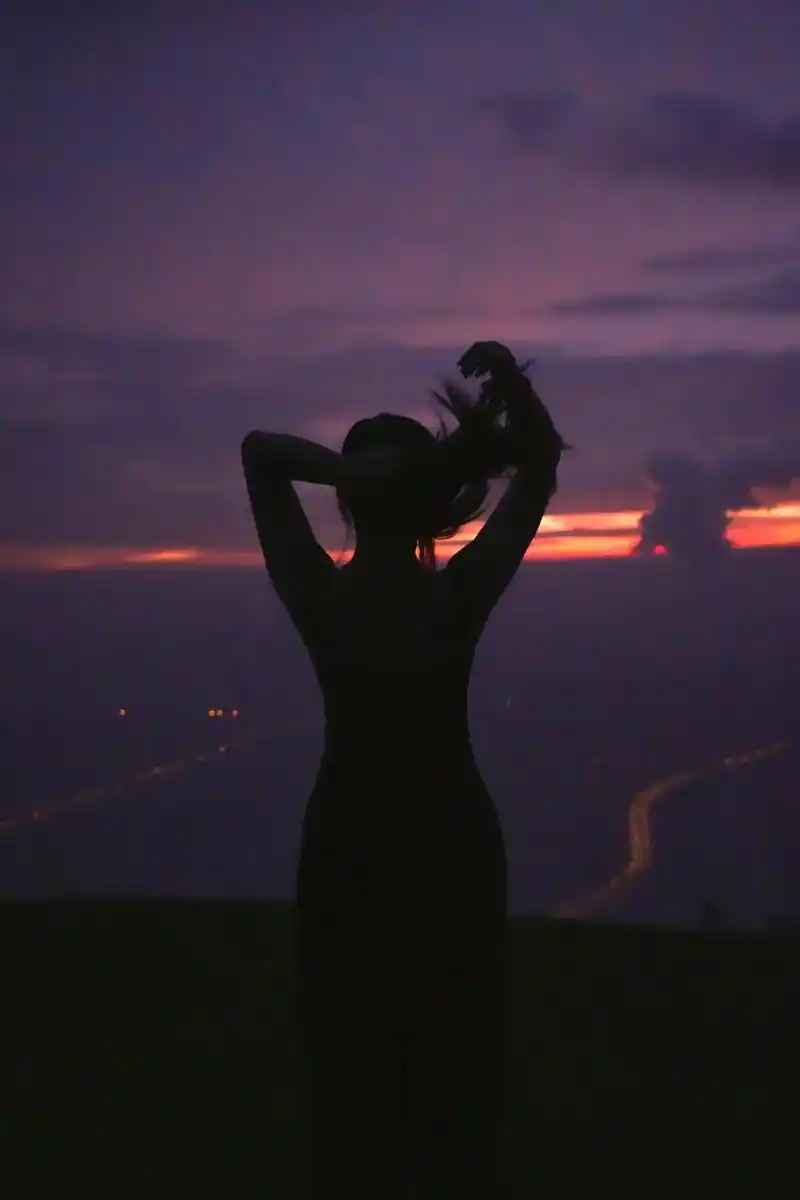 日出之美在于它脱胎换骨于最深的黑夜, #摄影 #背影杀 #逆 - 抖音